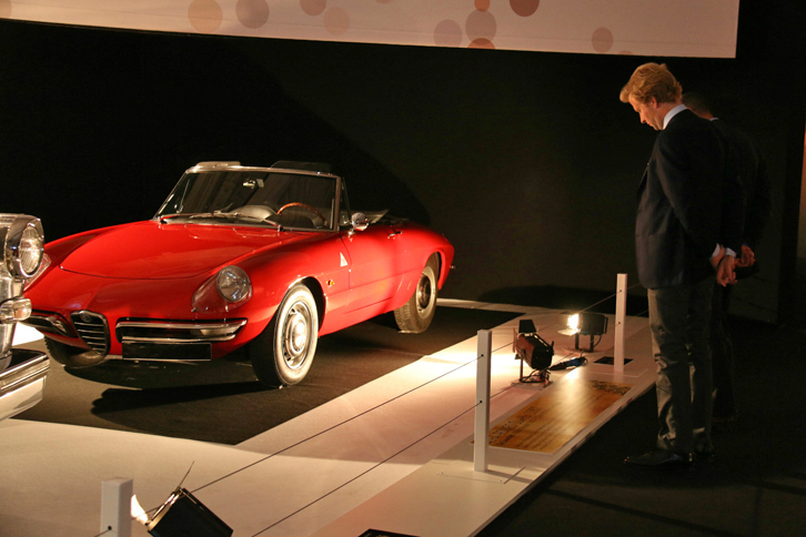 「エモーション」の部で。1967年「アルファ・ロメオ・スパイダー デュエット」（1967年の映画『卒業』に登場）。鑑賞しているのはカロッツェリア・トゥーリング・スーパーレッジェーラのL.ド・ファブリベッカース氏。