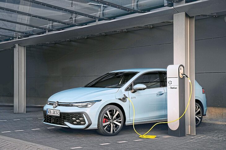 プラグインハイブリッド車には19.7kWhの大型バッテリーが搭載される。