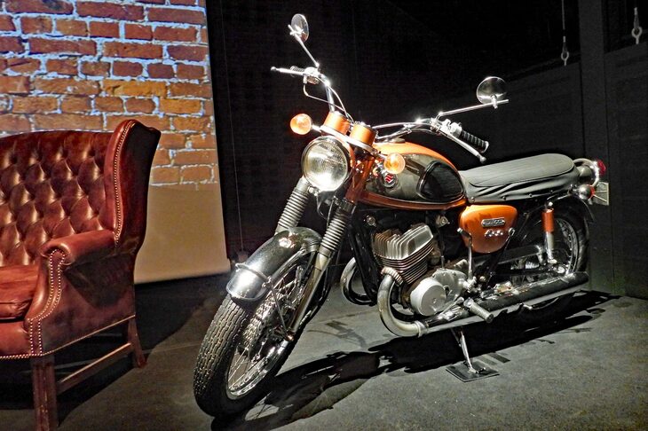 スズキの歴史に対する理解を深めてもらうべく、デザイナーをイタリアから呼んで「スズキ歴史館」で見学会も実施。その際、デザイナーが「これだ！」と最も感銘を受けたのが、1968年登場の「T500」だったという。