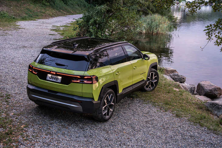 「X」をモチーフにしたLEDリアランプを採用。