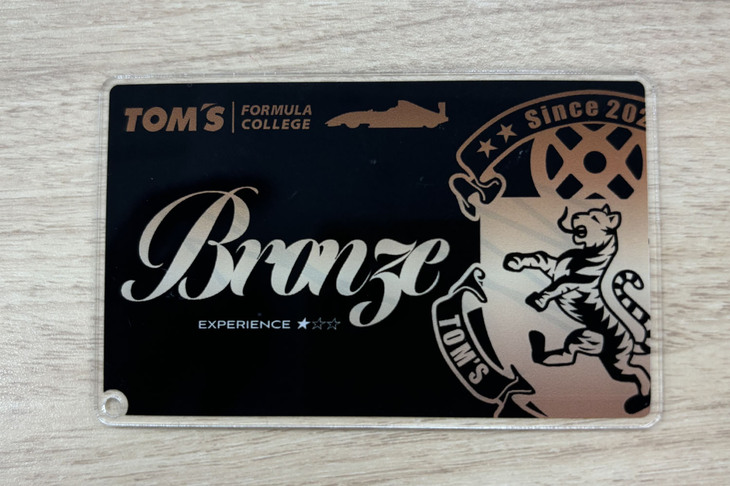 筆者に与えられたブロンズバッジ。ドライビングシミュレーターの経験しかないのに、1度の挑戦でゴールドバッジを手にした人もいるらしい。