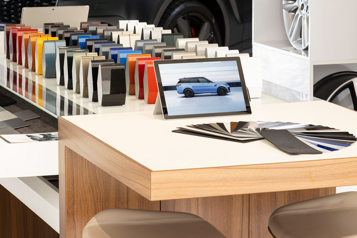 専門のトレーニングを受けたSVスペシャリストや上級テクニシャンが常駐し、「SV」モデルの販売やパーソナライゼーションなどの各種サービスに対応する。