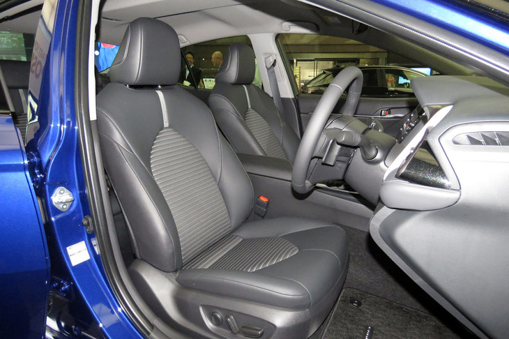 「WS」に装備される合成皮革とファブリックのコンビシート。「WS“レザーパッケージ”」には本革シートが装備される。