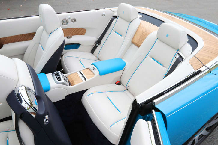 インテリアは、Aピラーから始まる左右のサイドパネルとリアバルクヘッドが“一続き”となった「スリングショット・フォルム」が特徴。イタリアの小舟「バルケッタ」を思わせるデザインとなっている。