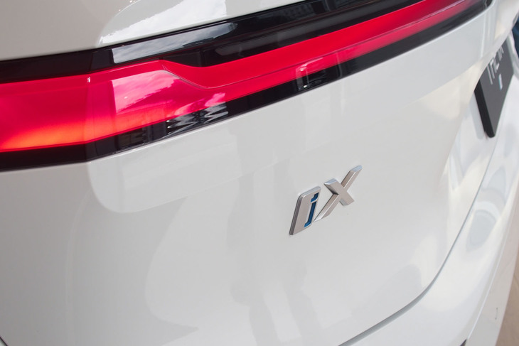 BMW iX（エンブレム）