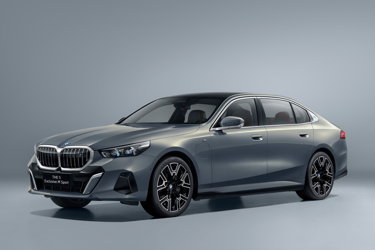 スポーティーな「Mスポーツバンパー」や20インチのアロイホイールサテンアルミニウムラインのウィンドウモールディングなどを採用。