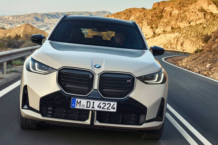 今回のお題は、斬新すぎるデザインで賛否を巻き起こしている、新型「BMW X3」だ。　
	清水「……てか、BMWがお題のときって、大体トップ写真はこの角度じゃない？」　
	ほった「キドニーグリルが一番ドカンとくる画角がこれなんで」　