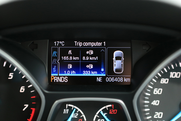 フルカラーのインフォメーションディスプレイでは、燃費や車速などの走行データなどの確認が可能。運転支援システムのON／OFFもここで操作する。