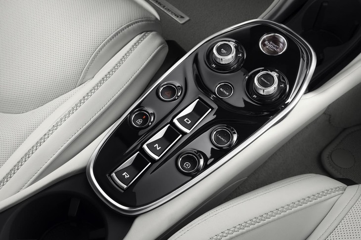 ギアセレクターはスイッチ式。走行モードの選択スイッチやエンジンの始動ボタンとともに、センターコンソールに集約されている。
