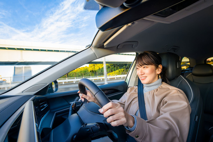 新型「パサート」を運転する藤島さん。スポーティーかつ快適な走りに、思わず笑みがこぼれる。