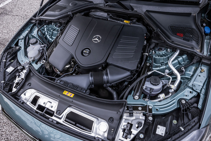 「E200」では、最高出力204PS、最大トルク320N・mの2リッター直列4気筒ターボエンジンに、同23PS、同205N・mのISG（Integrated Starter Generator）を組み合わせた48Vマイルドハイブリッドパワートレインを搭載。ISGはエンジンと9段ATとの間にレイアウトされる。