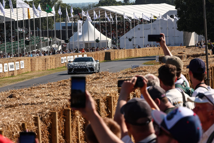 V8エンジンのものと思われる排気音を聞かせながら、グッドウッド・フェスティバル・オブ・スピードのヒルクライムコースを「トヨタGTコンセプト」が駆け抜ける。