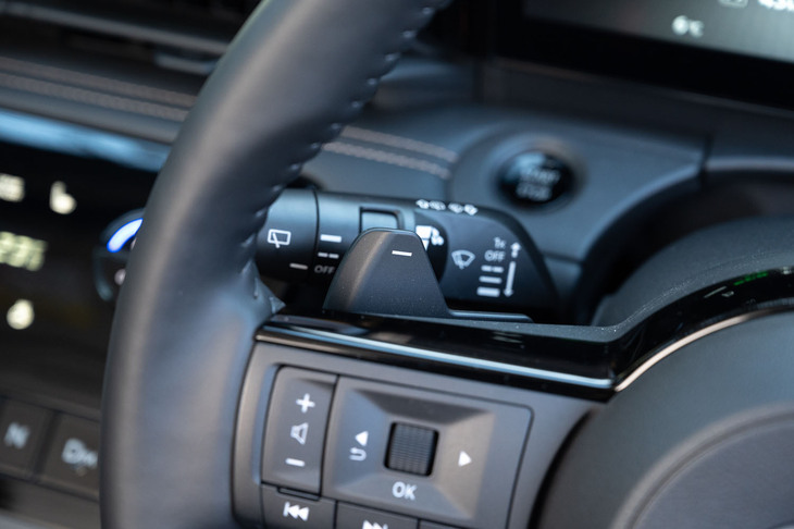 純ガソリン車には、8段階でギア比を調整可能なシフトパドルが装備される。