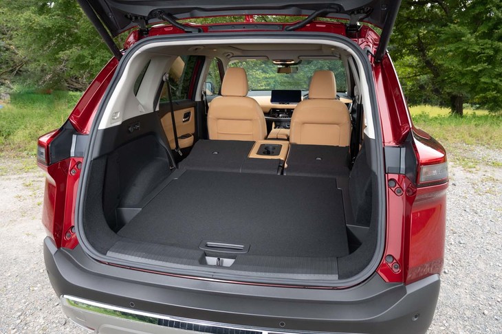 後席の背もたれをすべて前に倒したところ。室内高の高さと四角い開口部も相まって、広大な空間が広がる。