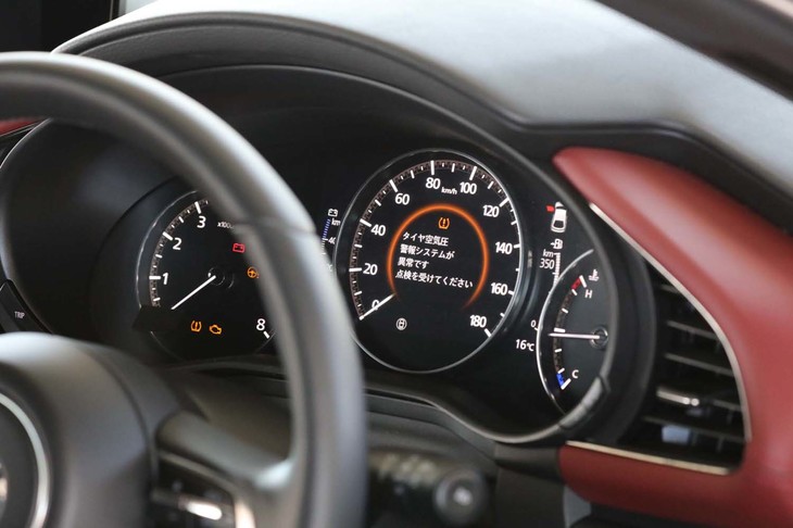 メーターパネルは3連式で、中央がマルチインフォメーションディスプレイになっている。こうした計器類のデザインは従来のものと変わらない。