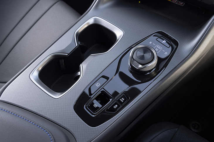 「インタラクティブマニュアルドライブ」はセンターコンソールの「M」ボタンで起動する。普段はステアリングパドルは回生ブレーキの強さのコントローラーとして機能するが、これをオンにするとエンジン車のシフトパドルのように使える。