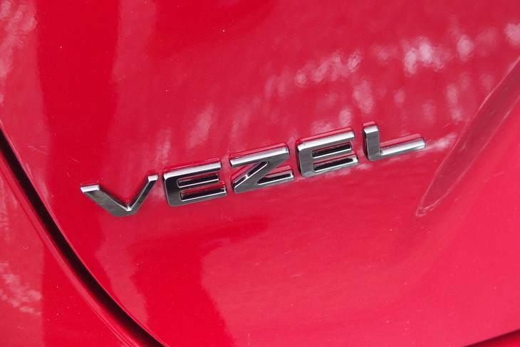 ホンダ・ヴェゼルe：HEV Z Sport Style（用品装着車／エンブレム）