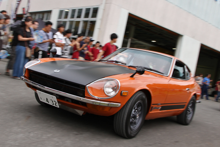 1970年「日産フェアレディZ432」。「スカイライン2000GT-R」と同じ直6 DOHC 24バルブ 2リッターエンジンを搭載。車名の「432」は4バルブ、3キャブレター、2カムシャフトを意味する。