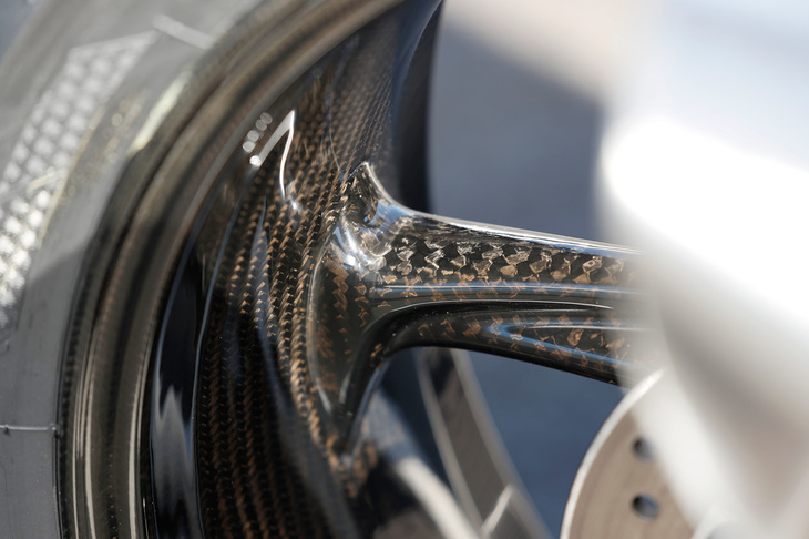 「Mパッケージ」にはカーボンホイールや「ライディングモードPro」、軽量バッテリー、専用シートなどが装備される。