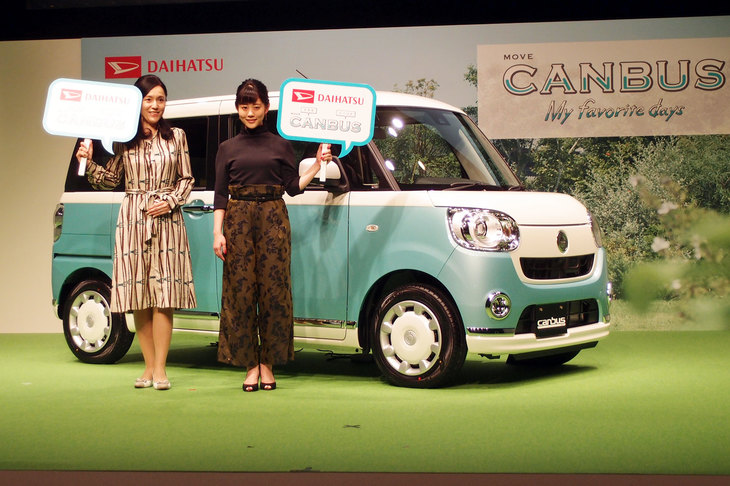 ダイハツでは、女性をメインターゲットとした車両を開発するため、女性社員を中心とした社内プロジェクトチームを発足。「ムーヴ キャンバス」の商品企画からリサーチなどに従事させている。