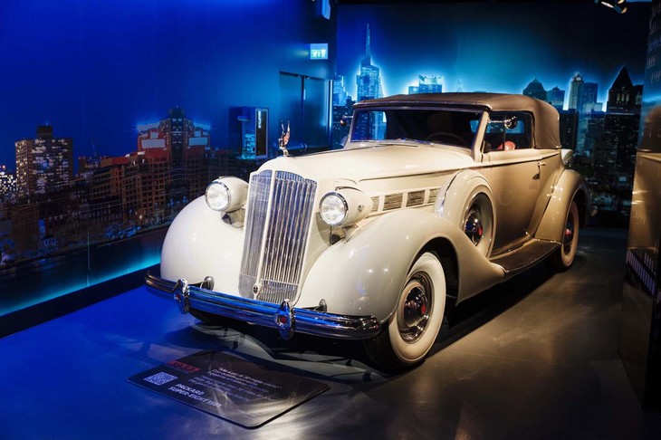 1937年の「パッカード・スーパーエイト1501」。写真のモデルは5261cc直列8気筒エンジンを搭載。車重はなんと2t超え。3段トランスミッションを介しての最高速は120km/h。フロントサスペンションは独立懸架。もちろんパッカードの18番、12気筒エンジンを搭載したスーパーエイトも存在した。