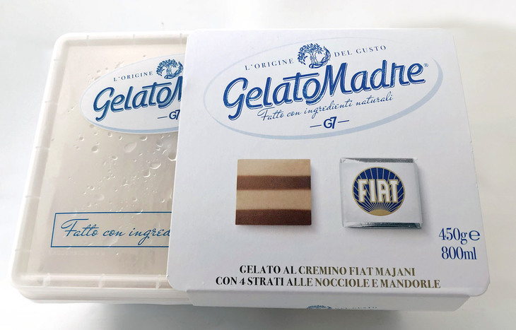 紙製の帯をスライドさせると、プラスチック製ケースが出てきた。