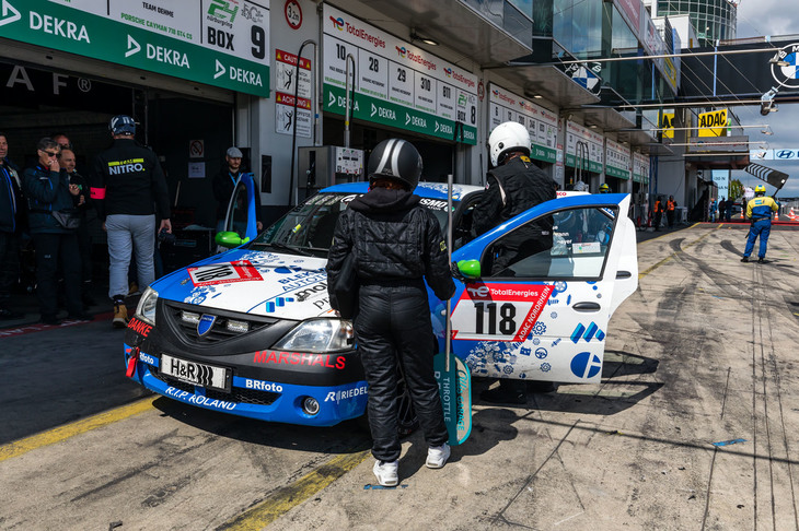 会場の声援を一身に集めていた「ダチア・ロガン」。このクルマを走らせるOllis Garage Racingは、ひとつのピットを他チームの4台とシェアして使っていた。コース上で並み居る強豪と同居するロガンだけど、その扱いは平等だ。