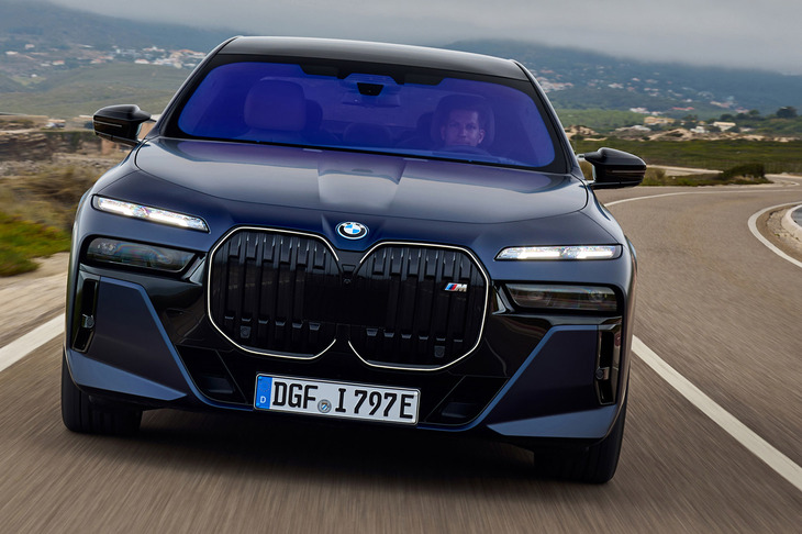 イルミネーション入りでギラギラ光る「7シリーズ」のキドニーグリル。カーマニアからは大ひんしゅく、ファンの間では拍手喝采だった巨大キドニーの、明日はどっちだ？