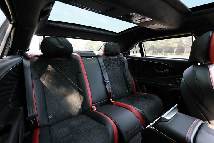 チルト＆スライド機構付きのサンルーフは48万3830円のオプション。これにはブラインドや天井のバニティーミラーも含まれる。