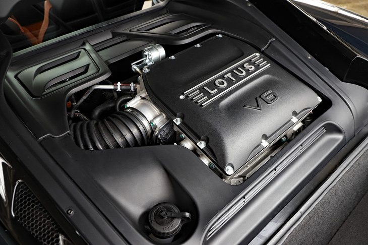 V6モデルのエンジンは「エキシージ」「エヴォーラ」でおなじみの3.5リッターV6スーパーチャージャー。最高出力は405PSで、最大トルクはMT仕様で420N・m、AT仕様で430N・mとなっている。