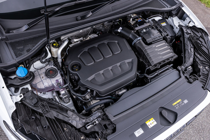 フロントに横置きされる2リッター直4ガソリンターボエンジンは、車名表記のとおり最高出力150kW＝204PS/4500-6000rpm、最大トルク320N・m/1500-4400rpmを発生。これに7段DCTの「Sトロニック」を組み合わせている。