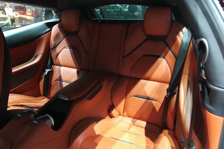 「フェラーリGTC4ルッソ」のインテリア。