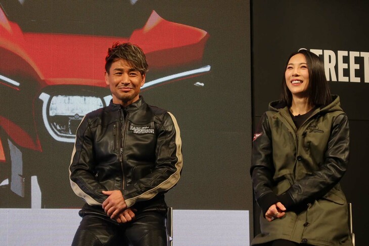 この日はゲストとして、元格闘家でタレントの魔裟斗さんと妻の矢沢 心さん（写真右）が招かれ、トークショーを展開した。プライベートでは「ハーレーダビッドソン・ブレイクアウト」のあるバイクライフを満喫しているという。