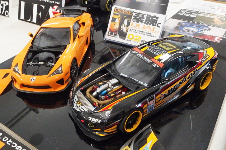 タミヤ製1/24「レクサスLFA」と、それをベースにした実在するD1（ドリフト競技）仕様。D1仕様のエンジンはNASCAR用のV8にスワップされている。