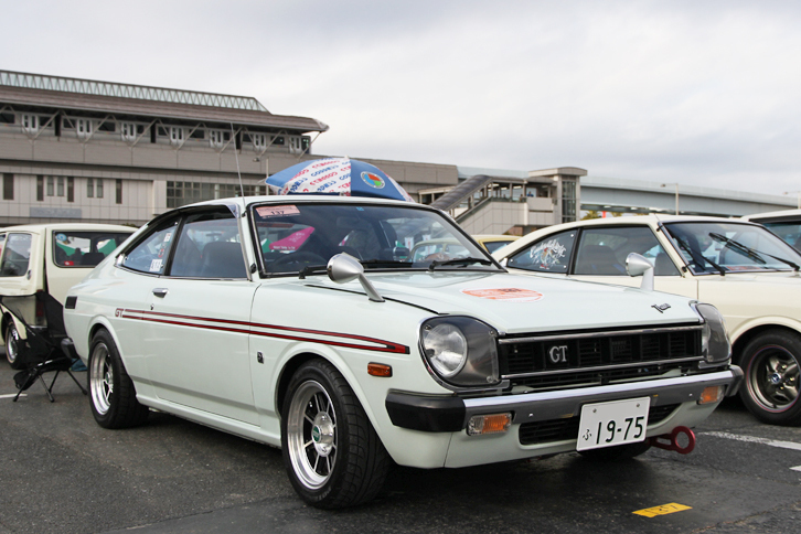 1975年「トヨタ・スプリンター トレノ1600GT」。1.6リッター直4 DOHCの2T-G型エンジンを積んだ、型式名TE47と呼ばれる2代目トレノ。アルミホイールは1970年代風ドレスアップの定番のひとつであるハヤシストリート。