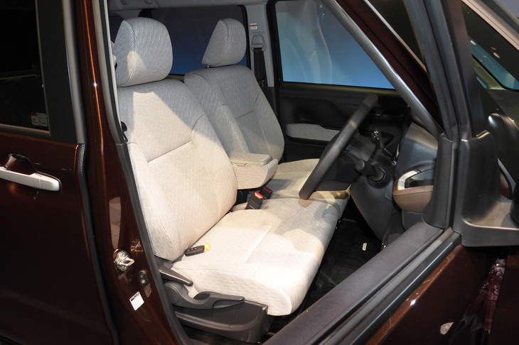 ダイハツ・ムーヴX（フロントシート）