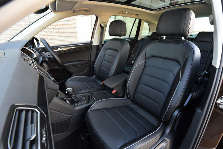 シート表皮はマイクロフリースが標準。試乗車ではオプションのレザーが選択されていた。