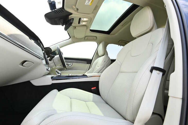 ボルボS90リチャージ アルティメットT8 AWDプラグインハイブリッド（フロントシート）