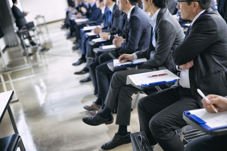 真剣にメモを取るダークスーツ姿の参加者たち。彼らが今後のボルボを支えていくことになる。