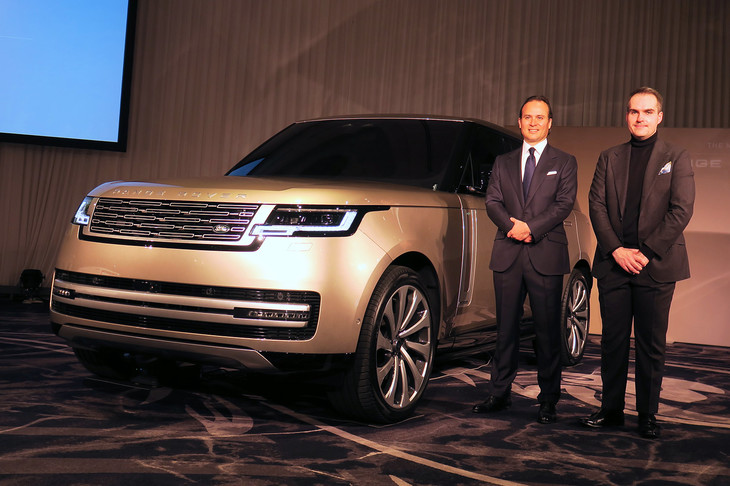 新型「ランドローバー・レンジローバー」とジャガー・ランドローバー・ジャパンのマグナス・ハンソン社長（左）、同社マーケティング・広報部のマシュー・スリース ディレクター。