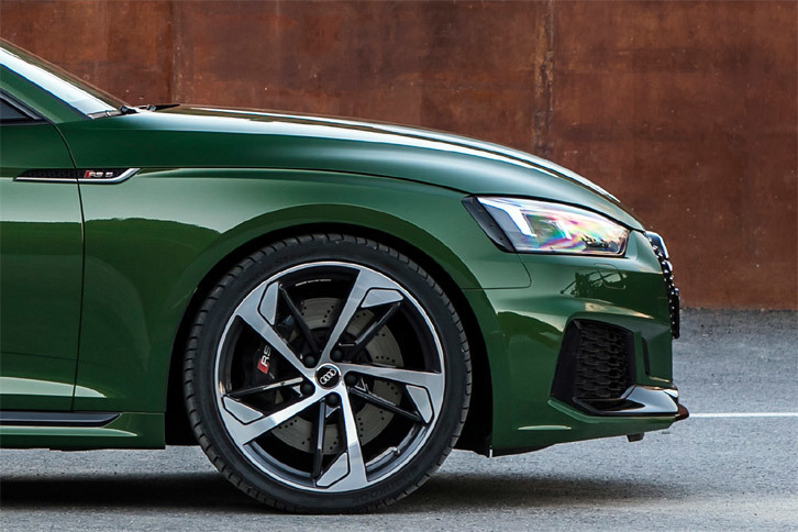 「RS 5クーペ」のタイヤサイズは265/35R19と275/30R20の2種類だが、日本には後者のみが導入されるもよう。テスト車のタイヤサイズも275/30R20で、ハンコックの「ヴェンタスS1エボ2」が装着されていた。