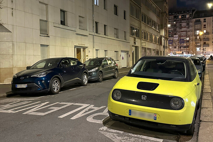 パリ・セーヌ左岸にて、駐車中の「ホンダe」。2024年1月撮影。