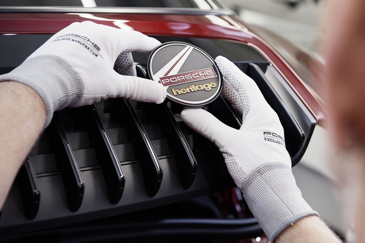 リアには特別な限定車であることを示すエンブレムも添えられる。