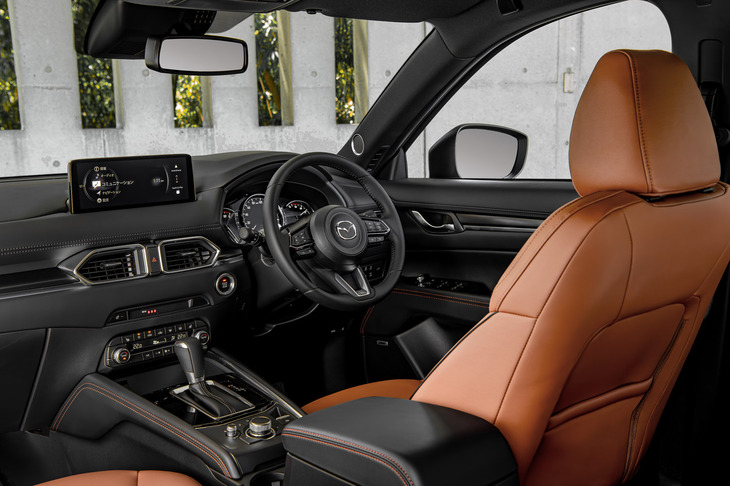 2代目「CX-5」に設定された特別仕様車「レトロスポーツエディション」のインテリア。レトロな雰囲気を醸し出すテラコッタカラーとスポーティーさを際立たせるブラックでインテリアがコーディネートされた。