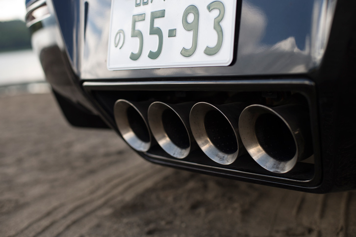 現行型「コルベット」では、標準モデル、「Z06」問わずマフラーはセンター4本出しとなっている。