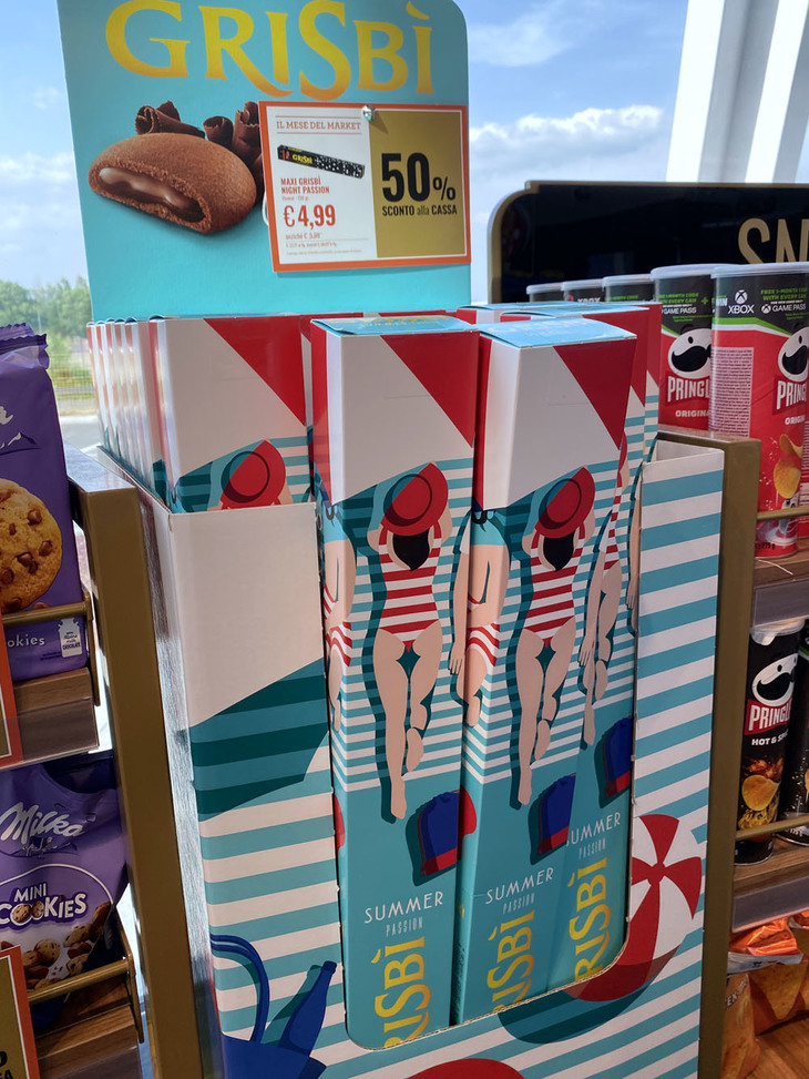 月替わりの特売品であるチョコレートクッキー「グリスビー」の大箱は4.99ユーロ（約700円）。箱のデザインも秀逸だ。