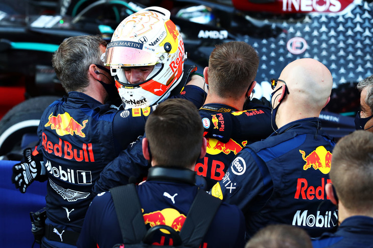 トラブルが発生したマックス・フェルスタッペン（写真）。レッドブルとともに解決に努めて臨んだロシアGP初日は、セッティングが定まらず苦戦を強いられるも、予選になると会心の一発を決めて見事2位を獲得。2014年の初開催以来続いたソチでのメルセデス最前列独占記録を止めた。レースではスタートで3位に落ちたが、ハミルトンのペナルティーで2位に返り咲きそのままチェッカードフラッグ。2戦ぶりの表彰台に喜びもひとしおだった。トスカーナGPで初表彰台を祝ったアレクサンダー・アルボンは、予選10位となるもギアボックス交換の5グリッド降格ペナルティーで15番グリッド。レースでは入賞圏の10位まで挽回した。（Photo=Getty Images / Red Bull Content Pool）