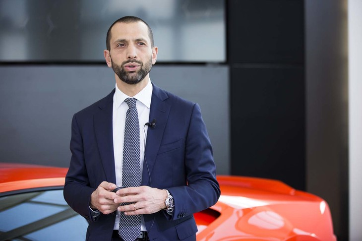 発表会に登壇したランボルギーニ・ジャパンのカントリーマネージャー、フランチェスコ・クレシ氏。スピーチの中で、「ウラカン」の生産台数が、登場から5年で6000台を超えた「ガヤルド」のほぼ倍となる勢いで伸びていることを紹介した。