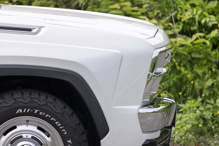 ご覧のとおり、ノーズ部分は大きく逆スラントしている。