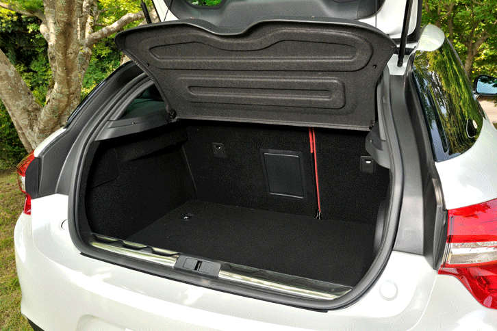 ラゲッジルームの容量は465リッター。後席は6：4の分割可倒式で、格納はダブルフォールディング式となっている。（写真をクリックするとシートの倒れる様子が見られます）